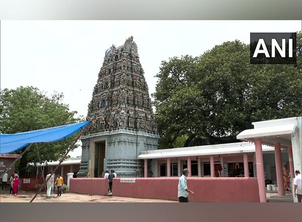 Rajasthan Temple Introduces Dress Code for Devotees; No Entry to Visitors Wearing Ripped Jeans, Mini-Skirts, Frocks and Shorts