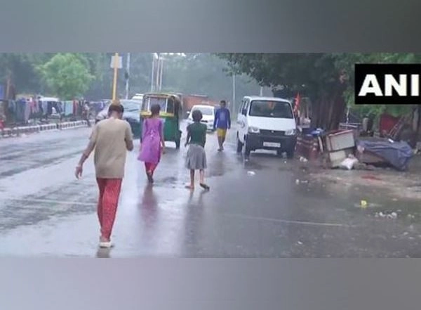 India News | Delhi Gets Season's First Heavy Rain, Several Areas Waterlogged, People Battle Traffic Woes