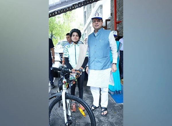India News | Uttarakhand CM Dhami Meets Cyclist Asha Malviya, Who is on Nationwide Tour for Women's Safety, Empowerment