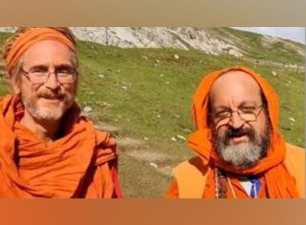 India News | Amarnath Yatra: No Boundaries for Spirituality as Two US Nationals Fulfil Their 40-year Dream 