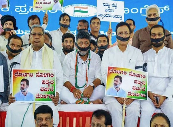 India News | Karnataka Congress Holds Silent Protests Against Centre over Alleged Bank Frauds