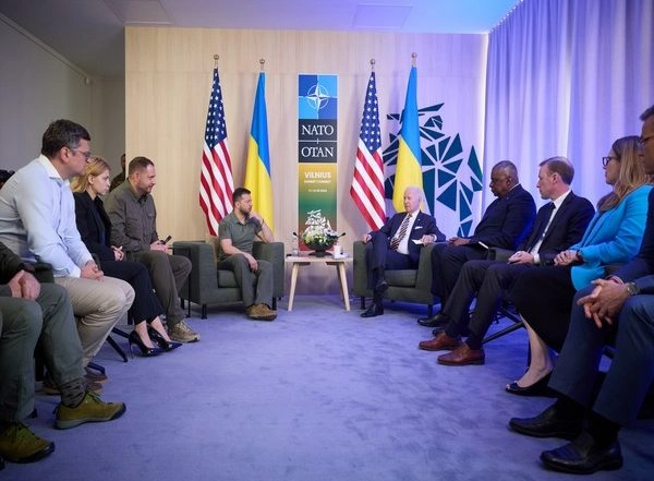 World News | Ukrainian President Zelenskyy, US Counterpart Biden Discuss Long-term Support, Weapons, Politics