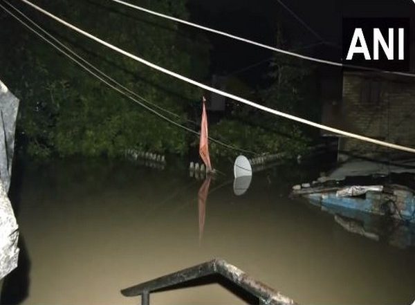 Delhi Rains: Cremation Grounds Near Yamuna River Face Flooding, MCD Issues Advisory Due to Rise of Water Level Following Incessant Rainfall (Watch Video)