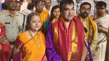 India News | Nitin Gadkari Alongwith Family Members Visits Venkateswara Swami Temple at Tirupati