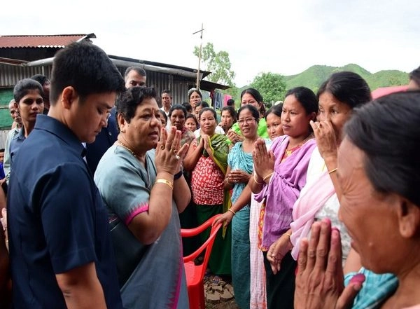 India News | Manipur Governor Anusuiya Uikey Visits Relief Camp in Imphal East