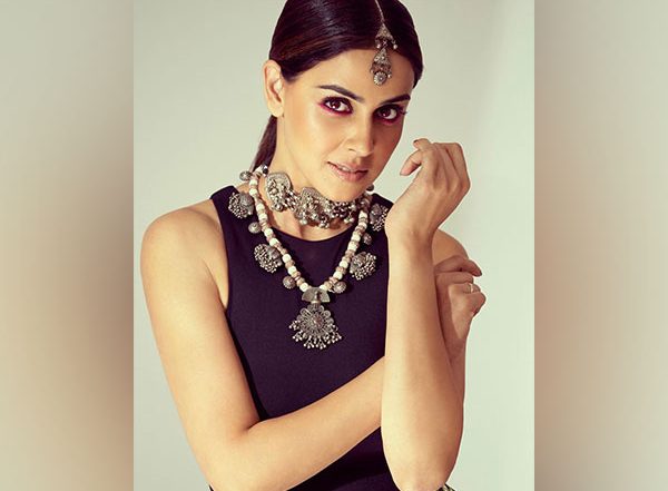 Entertainment News | Check out Genelia's Look in 'Gole Male' Song from 'Trial Period'