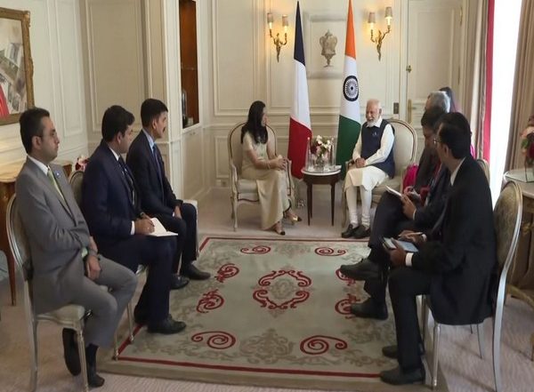 World News | PM Modi Meets Thought Leaders, Prominent Business People in Paris  
