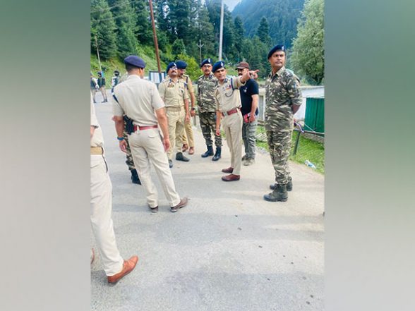 India News | Amarnath Yatra: ADGP Kashmir Visits Nunwan Base Camp, Reviews Security Arrangements - Vimarsana News