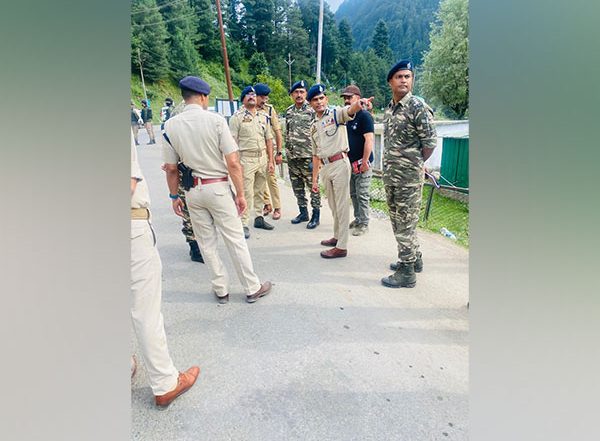 India News | Amarnath Yatra: ADGP Kashmir Visits Nunwan Base Camp, Reviews Security Arrangements