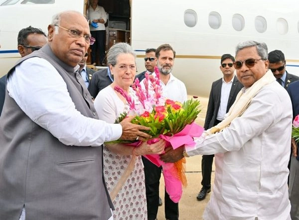 India News | Sonia Gandhi, Mallikarjun Kharge, Rahul Gandhi Arrive at Bengaluru Ahead of Joint Oppn Meeting