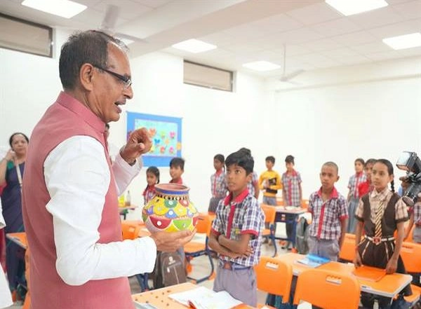 Madhya Pradesh CM Shivraj Singh Chouhan Launches School Chale Hum Abhiyan 2023 From Gulana Village in Shajapur, Says 'Life Is Incomplete Without Education' (Watch Video)