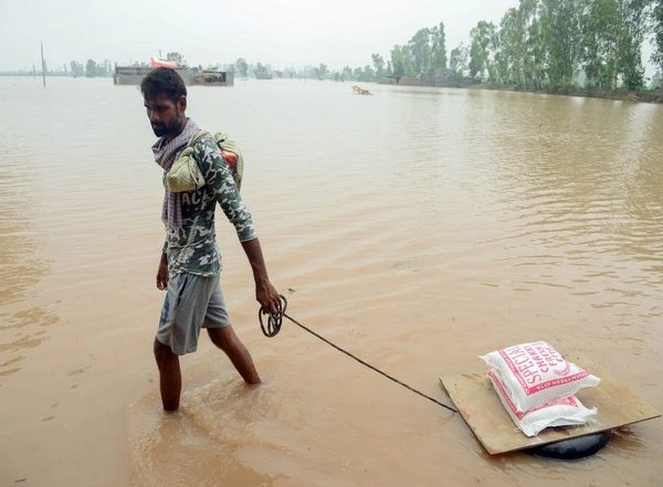 World News | Punjab Show Indomitable Spirit of Villagers in Face of Floods