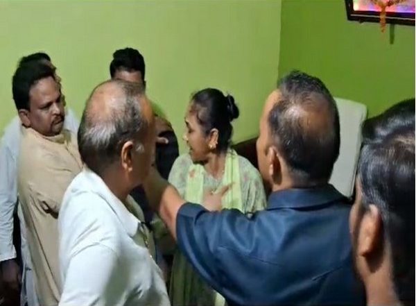 Madhya Pradesh: Four Persons, Including BSP MLA Rambai Parihar Booked for Clashing With Nagar Parishad President Sundar Lal in Government Office