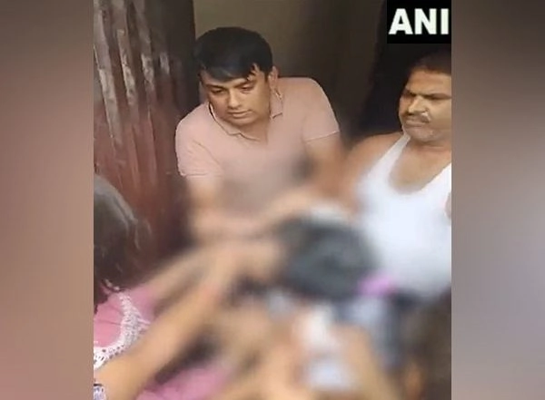 Delhi Shocker: Couple Thrashed By Mob in Dwarka for Torturing Their 10-Year-Old Domestic Helper (Watch Video)