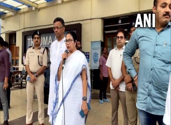 India News | West Bengal CM Mamata Visits Hospital to Meet Panchayat Poll Violence Victims