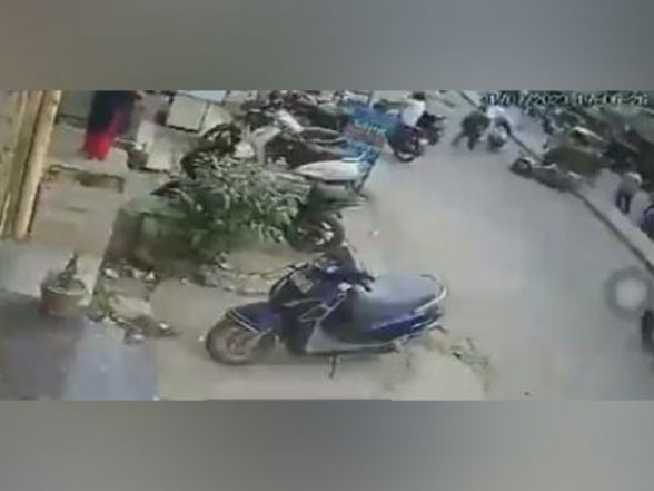 India News | Delhi: Caught on CCTV, Bull Goes on Rampage, Injures Biker - Vimarsana News