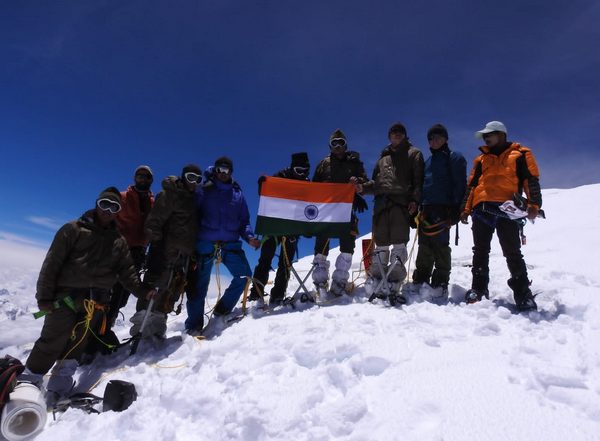 India News | Kargil Vijay Diwas: Indian Army's Dagger Division Scales Mount Kun, Perform Yoga at 7,077 Metres