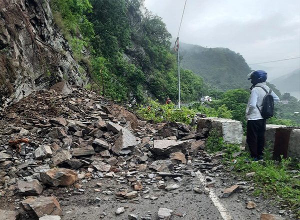 India News | Uttarakhand: Gangotri-Yamunotri Highway Blocked Due to Falling Debris