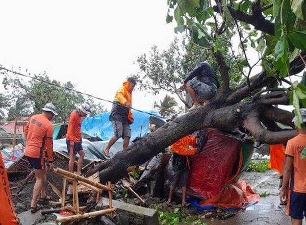 World News | Philippines: Typhoon Doksuri Triggers Floods, Landslides; 5 Killed