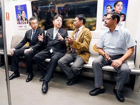 World News | Japanese Foreign Minister Yoshimasa Hayashi Takes Ride in Delhi Metro - Vimarsana News