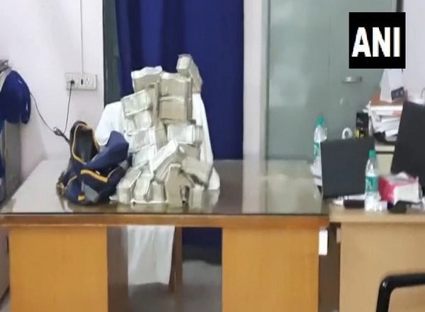 India News | Congress Revokes Suspension of Its Three Jharkhand MLAs Caught in Bengal with Huge Amount of Cash