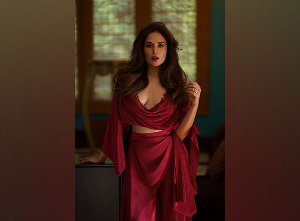 Entertainment News |  Richa Chadha's Picture with William Moseley from Sets of 'Aaina' Out, Take a Look