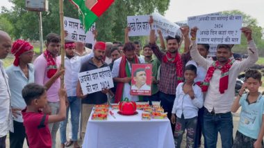 Tomato Price Rise: Samajwadi Party Workers Cut Tomato-Shaped Cake on Akhilesh Yadav's Birthday (Watch Video)