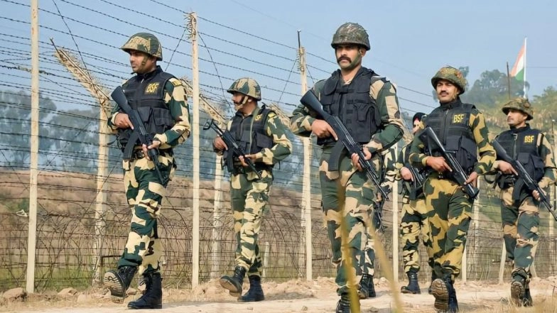 Pakistan Rangers Fire Towards Indian Side of International Border in Jammu and Kashmir's Arnia Sector, Two BSF Jawans Injured in Firing (Watch Video)