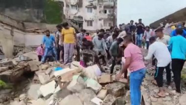 Gujarat Building Collapse Video: Dilapidated Building Collapses in Junagadh, Four Persons Feared Trapped