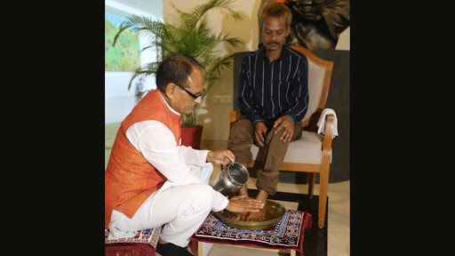 Madhya Pradesh Urination Case: CM Shivraj Singh Chouhan Apologise and Washes Tribal Man’s Feet Who Was Urinated On (Watch Video)