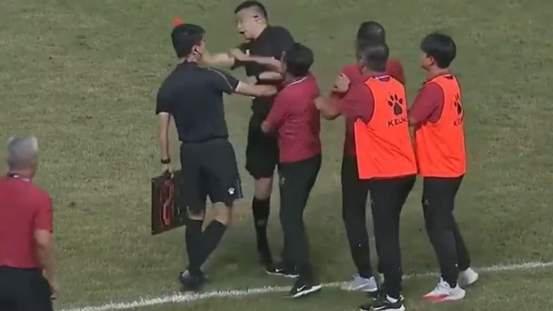 Chinese Football Coach Angrily Slaps Referee for Showing Red Card After Latter Awarded Penalty to Opposition Team (Watch Video)