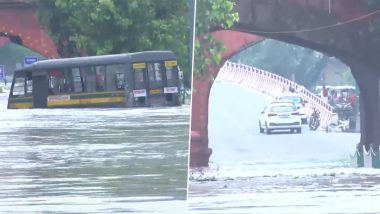 Delhi Police Van Gets Stuck in Floodwater Near Kashmere Gate as Overflowing River Yamuna Floods Area, Video Surfaces