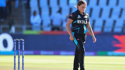 Eden Carson Achieves Bizarre Record, Bowls 11 Overs During 2nd ODI Between NZ W vs SL W As Umpires and Match Officials Fail to Keep Tally of Over Count