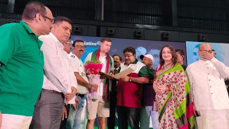 Emiliano Martinez Felicitated At Mohun Bagan Club in Kolkata; FIFA World Cup Winning Argentina Goalkeeper Leaves Fans Ecstatic With 'Joy Mohun Bagan' Chant (Watch)