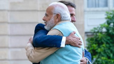 'Paris Me Hardik Swagat': Emmanuel Macron Hugs PM Narendra Modi, Tweets Welcome Message in Hindi as India, France Celebrate 25 Years of Strategic Partnership and Friendship (See Pic)