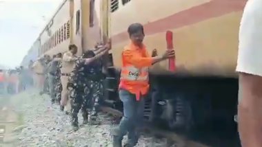 Indian Army Jawans Pushed Train To Restart It? Video of Soldiers and Police Pushing Train Goes Viral With Fake Claim, Here's a Fact Check