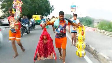 Kanwar Yatra 2023 Video: Man Carries His Mother and Ganga River Water on Shoulders in Haridwar, Viral Clip Surfaces