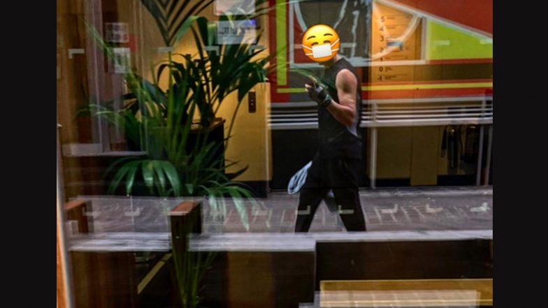 Kartik Aaryan Is ‘Feeling Pink’ in London! Chandu Champion Actor Hides His Face With a Emoji in New Mirror Selfie (View Pic)