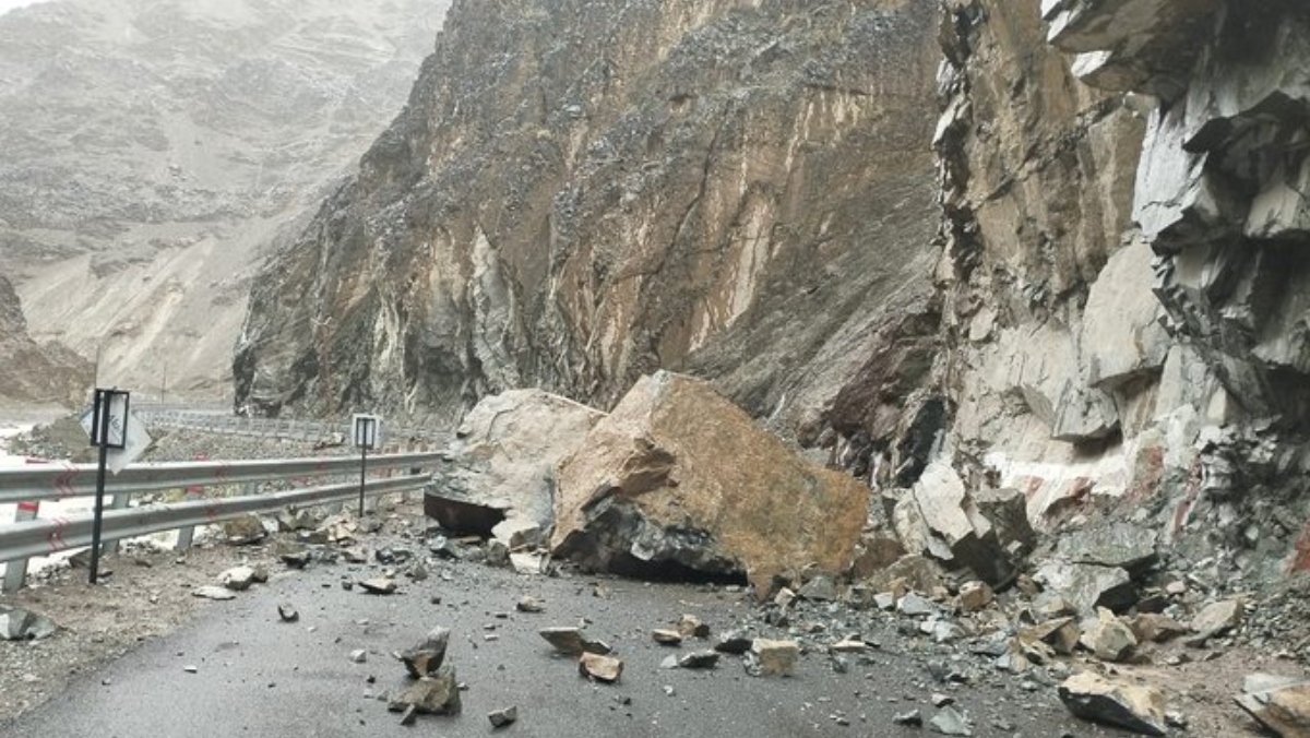 Leh-Kargil-Srinagar National Highway Block Due to Landslides After  Unseasonal Snowfall, Rains Lash Ladakh; Red Alert Issued