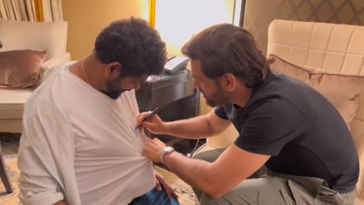 MS Dhoni Signs Autograph on Kollywood Director Vignesh Shivan’s T-shirt, Video Goes Viral