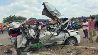 Maharashtra Road Accident Video: 12 Killed, Over 25 People Injured As Truck Rams Two Vehicles Before Crashing Into Dhaba in Dhule