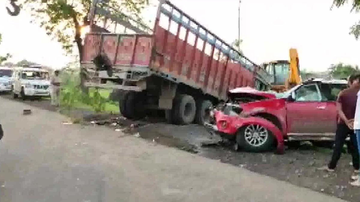 Agency News SUV Collides HeadOn With Truck in Madhya