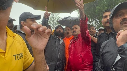 Raigad Landslide: Maharashtra CM Eknath Shinde Treks to Hillslide Site, Reviews Rescue Mission as Death Toll Climbs to 12 (Watch Video)