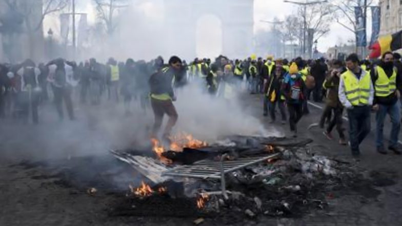 France Riots: Wife, Kid of Paris Suburb Mayor LHay-les-Roses Injured After Rioters Attack His House by Crashing Car Into His Home Before Setting It on Fire