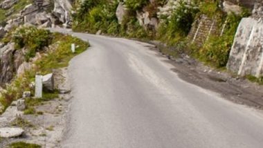 HRTC Bus Hit by Mountain Rocks: Close Shave for Passengers as Boulders Fall on Bus in Himachal Pradesh, Driver Prevents Vehicle From Falling Into Gorge