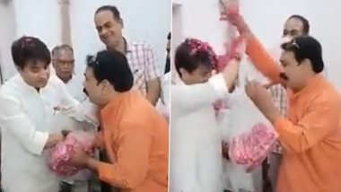 'Phool Barsana Band Karo': Jyotiraditya Scindia Tries to Stop BJP Worker Adamant on Showering Flowers on Him, Video Goes Viral