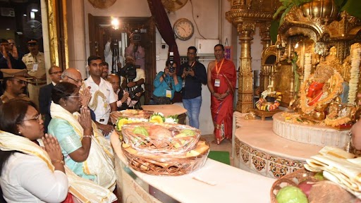 President Droupadi Murmu and Maharashtra Governor Ramesh Bais Offer Prayers at Shree Siddhivinayak Temple in Mumbai Today (See Pic)