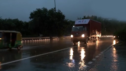 Delhi Rains Today Photos and Videos: Delhiites Wake Up to Rain Lashing Parts of National Capital, Waterlogging Reported on ITO Road