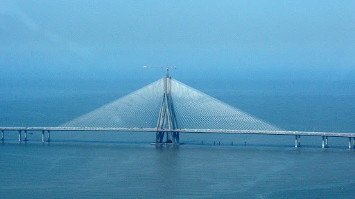 Mumbai: Man Jumps Into Arabian Sea From Bandra-Worli Sea Link in Suspected Case of Suicide, Search Operation Underway