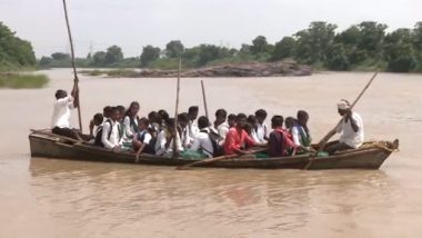 Maharashtra Shocker: Students Risk Lives to Reach School, Use Boats to Cross Chulband River in Bhandara’s Awali Village (Watch Video)